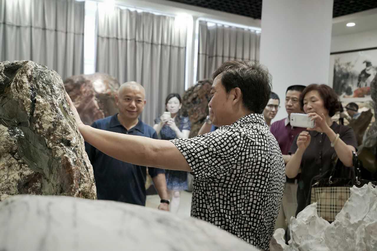 董事长参加奇石鉴定交谈会